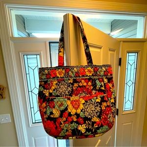 Vera Bradley flowery patterned tote bag with magnetic closing. Immaculate!